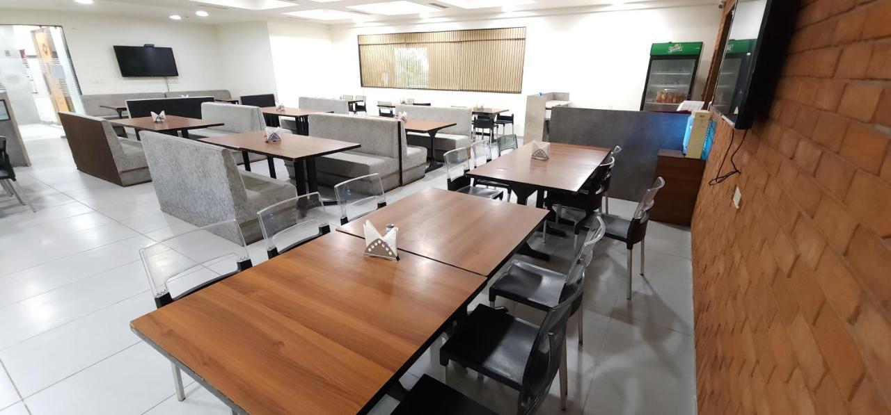 Apricot Hotel , אחמדאבאד מראה חיצוני תמונה